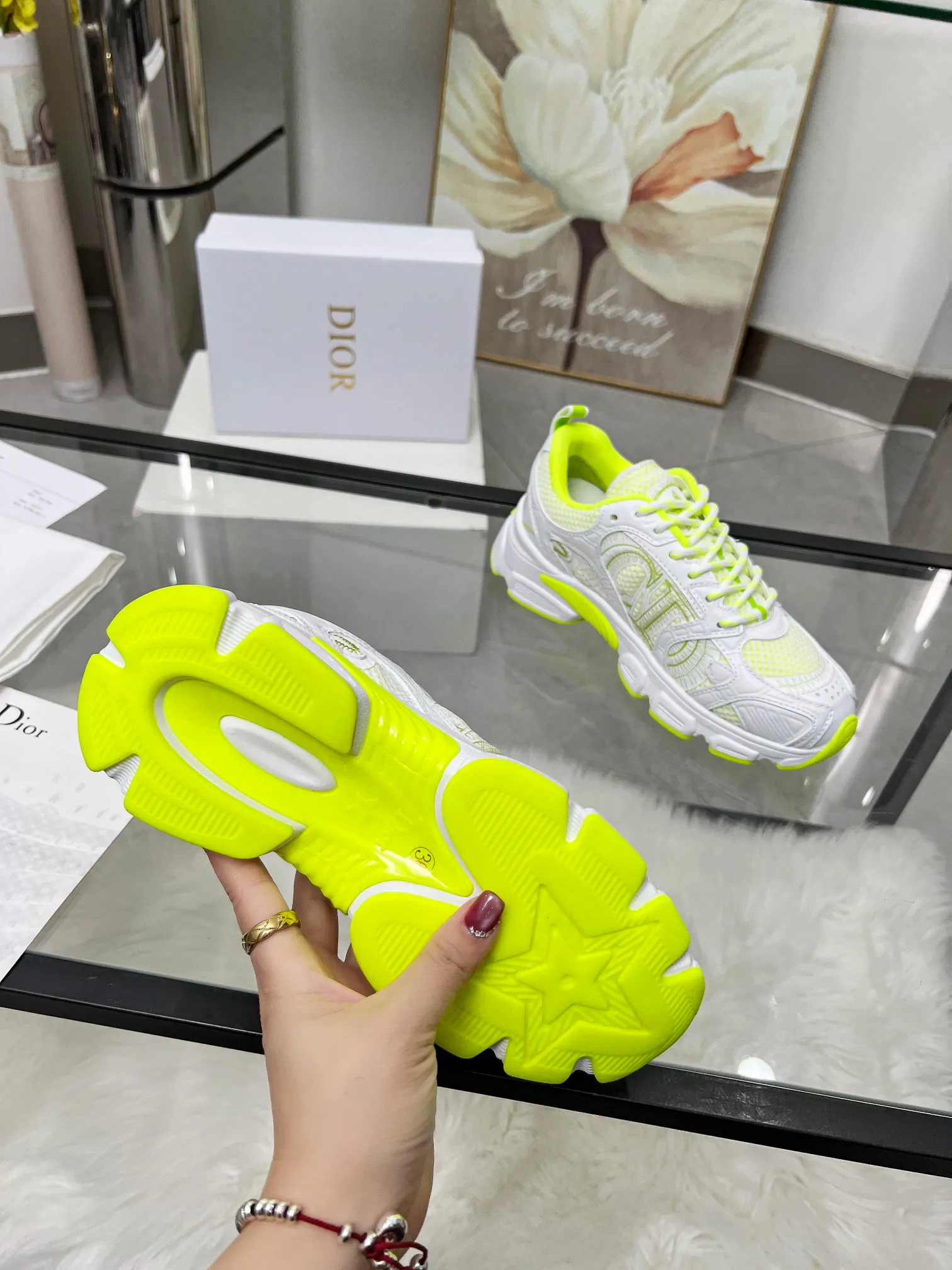 P560🐮🐮The official website of Dijia's new colors has been updated simultaneously [Celebration] This Dior Vibe sneaker incorporates Dior's high-end spirit and reinterprets classic running shoes. White mesh fabric features an Oblique print and is paired with laminated leather-effect panels in gold and silver tones for a contrasting look. It is further embellished with classic details such as 3D effect details, the lucky star symbol on the rear, and the logo on the tongue and rear pull tab. The lightweight sole is embellished with gray stars, complementing a variety of casual or elegant pieces for a modern look. Size: Women’s size 35-41 (35/42 can be customized) Men’s size 40-46 (39/46 can be customized)